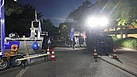 Die LED-Beleuchtung der Fahrzeuge beleuchtet den THW-Standort